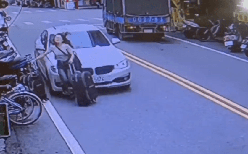 宜蘭街頭驚爆金飾搶案！女子遭汽車衝撞搶奪行李箱　熱心民眾即時制止