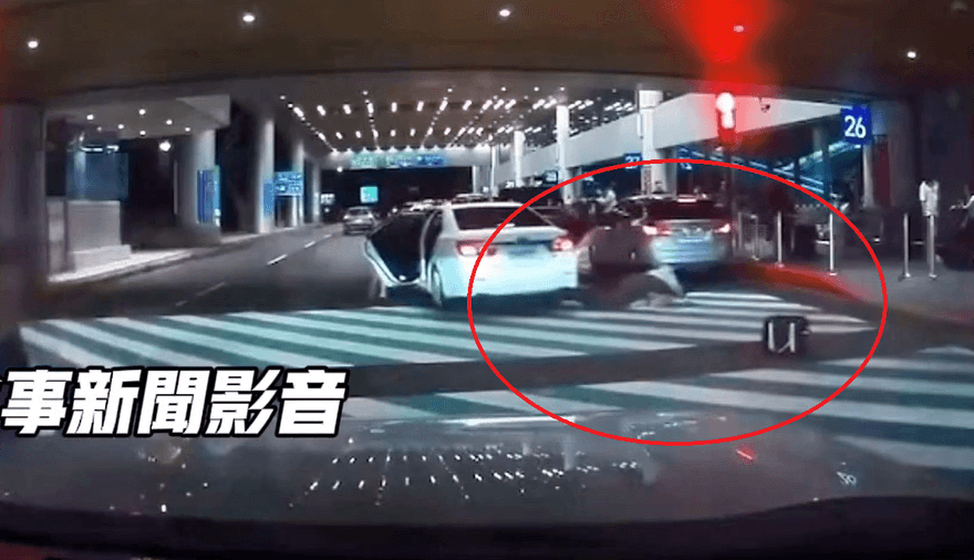車走、乘客留！白牌車駕駛闖燈催油門　她滾出來踉蹌跌跤