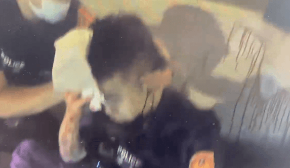 警遭通緝犯開車撞破頭！　血染石牆畫面曝