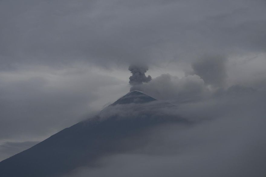影/震撼！瓜國火山噴發5百人急撤　岩漿狂噴濃煙蔽日