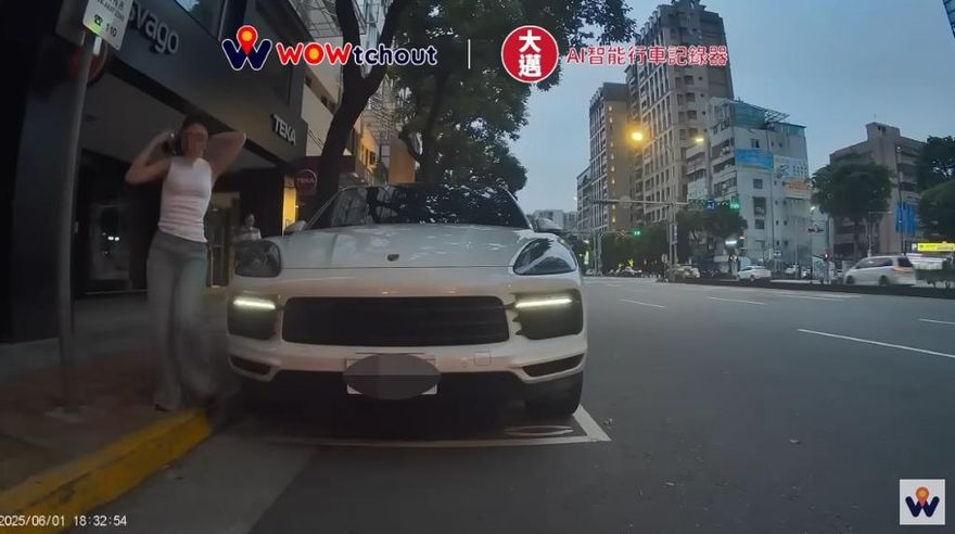 下保時捷後撩髮吐液體！全網熱議　疑當事人：刷個牙就上新聞