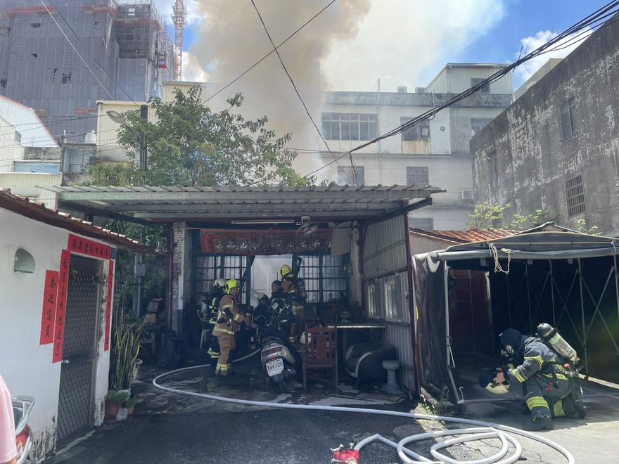 高雄楠梓區火警...全面燃燒！　8旬翁救出命危送醫搶救中
