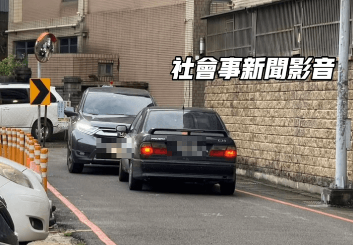 影/死都不讓！中壢窄巷2車「對峙」3小時　大家都不用動