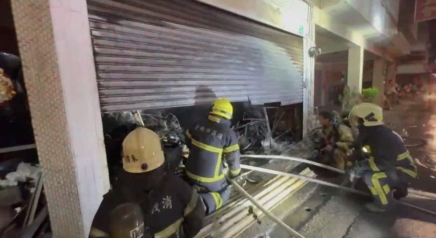 台南新營區爆民宅火警！屋主2樓爬消防梯脫困