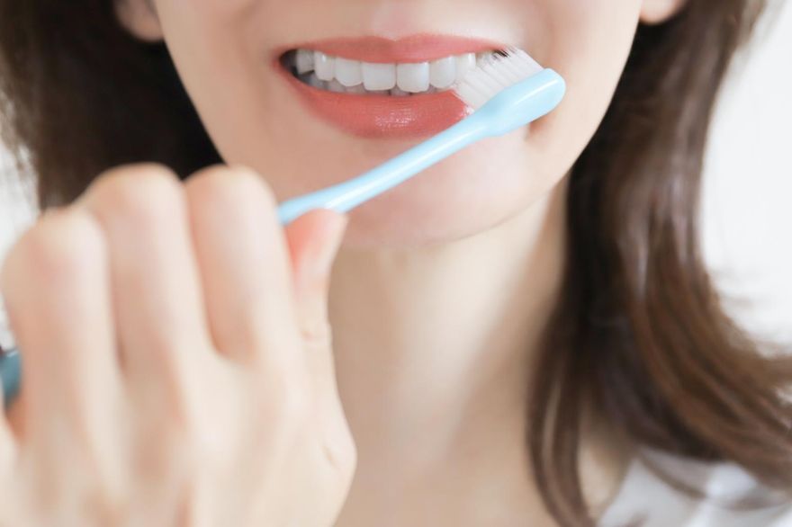 刷牙前「沾水」是錯的！醫認降低清潔力　乾刷法更有效