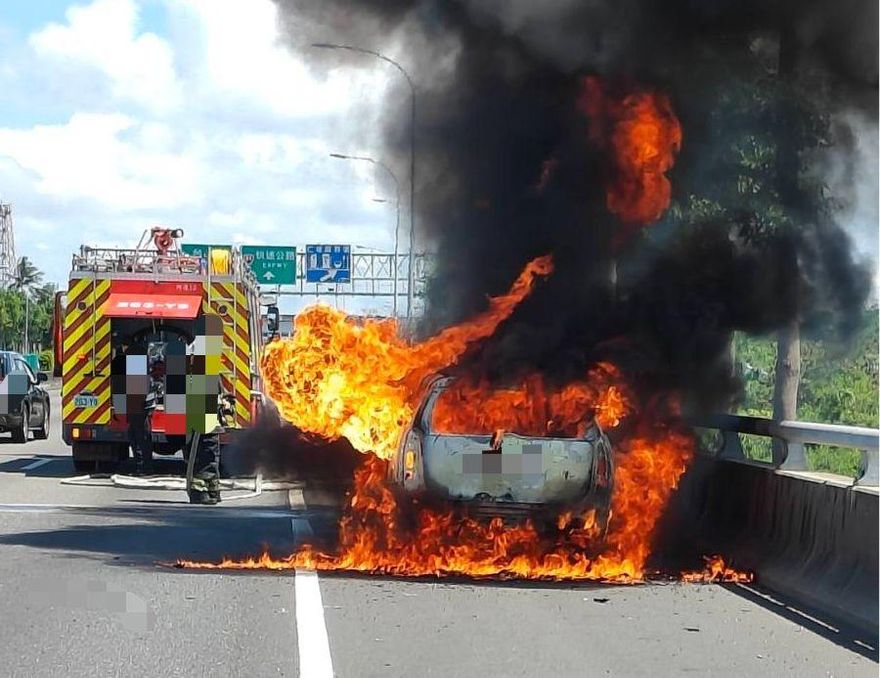 北返注意！國1慘烈火燒車「焰球火海」驚險直擊