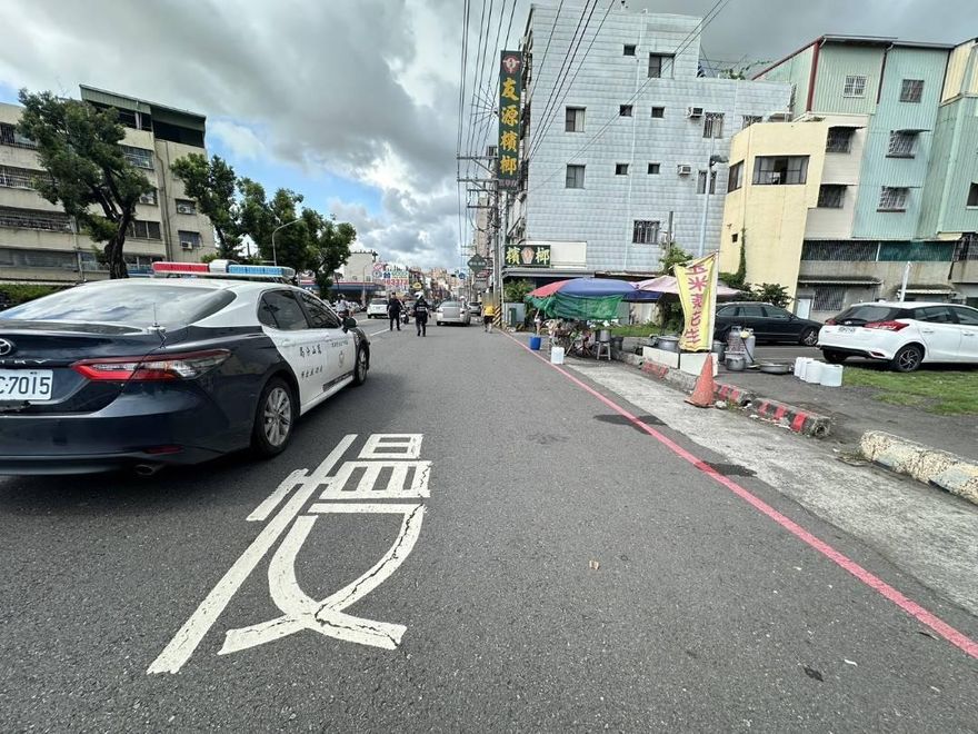高雄鳳山車禍釀1死　69歲男重機變換車道撞轎車身亡