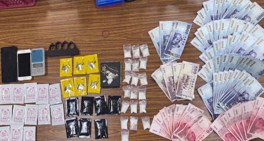 高雄男駕車打錯燈！警上前提醒聞到怪味　查獲毒品送辦