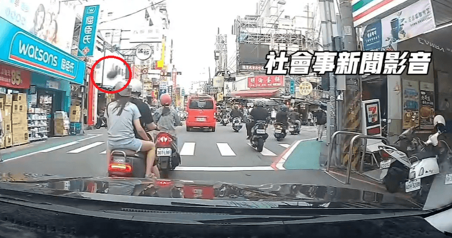影/驚險一瞬！台中騎士等紅燈「天降大瓠瓜」頭險遭砸畫面曝