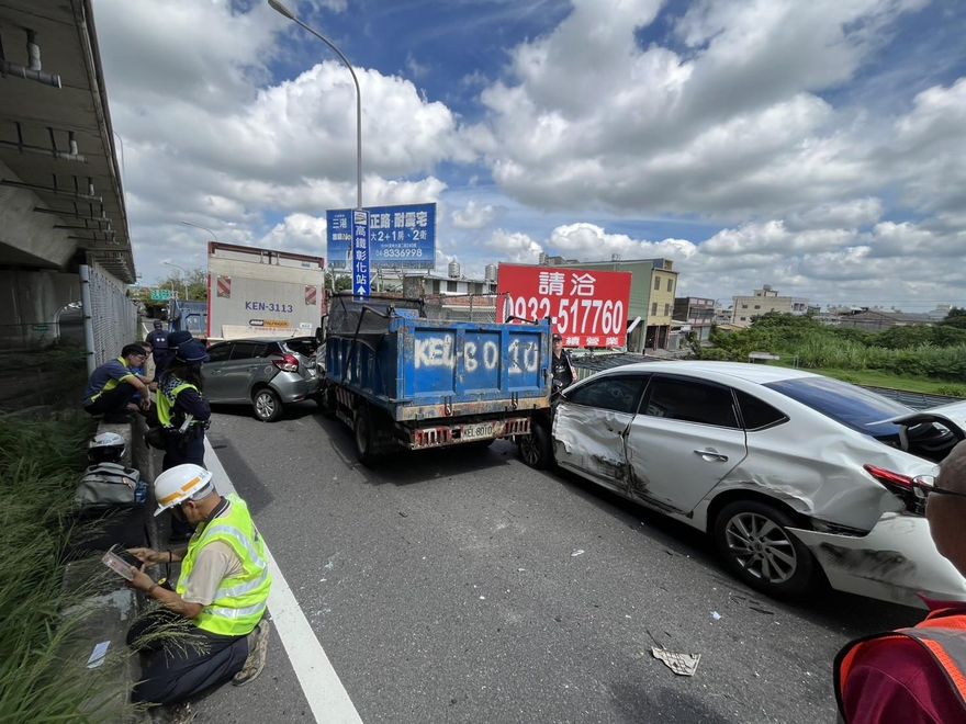 台76重大車禍！6大小車追撞「車頭插入前車底變形」慘狀直擊