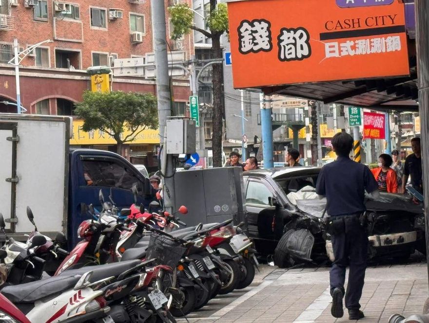 蘆洲警匪追逐！通緝犯高速撞進火鍋店騎樓落跑　驚悚直擊