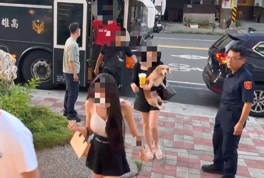影/養眼片！高雄鼓山賭場抄30人　兩長腿妹抱狗拼一把