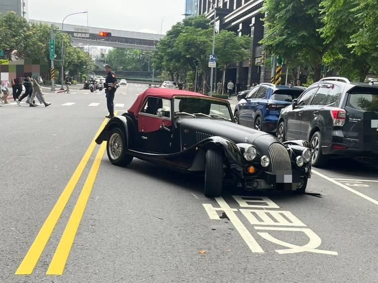 影/幫車主開去保養！內湖500萬英國Morgan仿古車失控撞2車