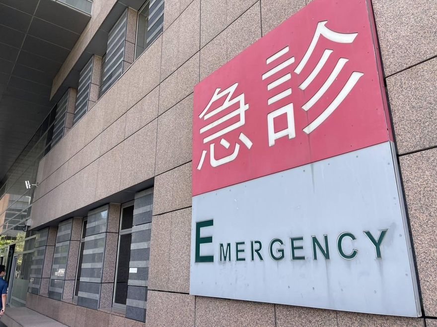 又是家暴！「口角爭執」新北男拿菜刀砍媽右手臂濺血