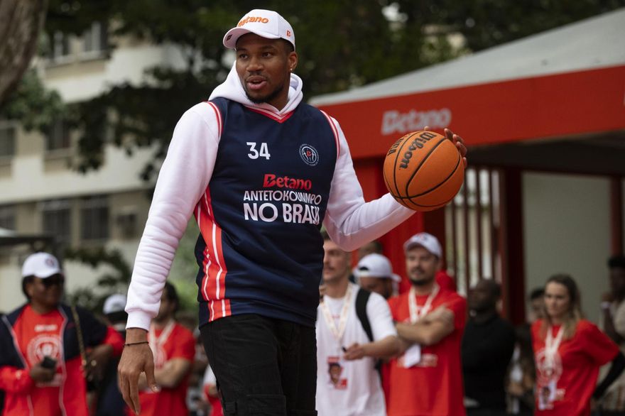 NBA/字母哥好糗！去巴西秀灌籃　結果滑一大跤