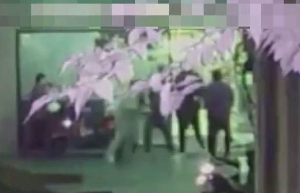 影/覺得被看不起！八里超商4煞攻擊　2男分遭斷鼻、捅手臂