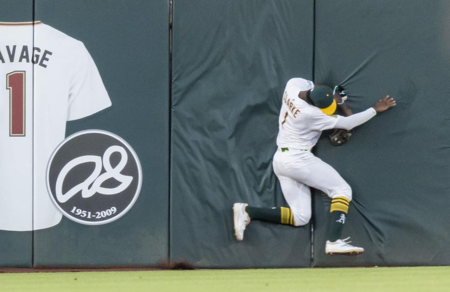 MLB/蜘蛛人翻牆！運動家外野手神奇沒收全壘打