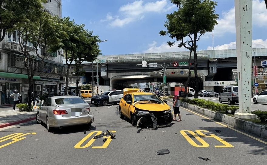 影/新北計程車高速闖紅燈衝撞2車　機車騎士傷重不治