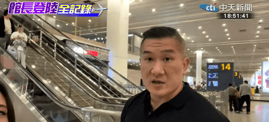 館長到上海了！落地浦東機場驚呼：他們機場好大、廁所好漂亮