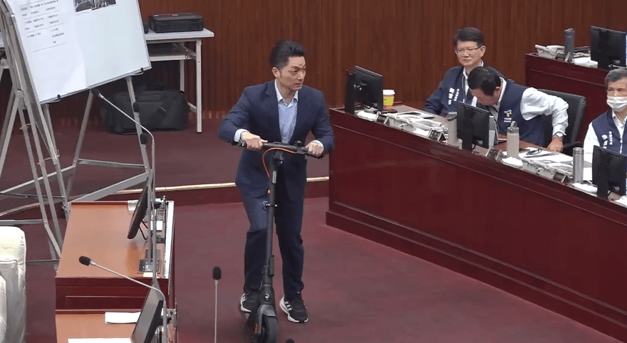 電動滑板車能上路？蔣萬安議場內試騎很上手