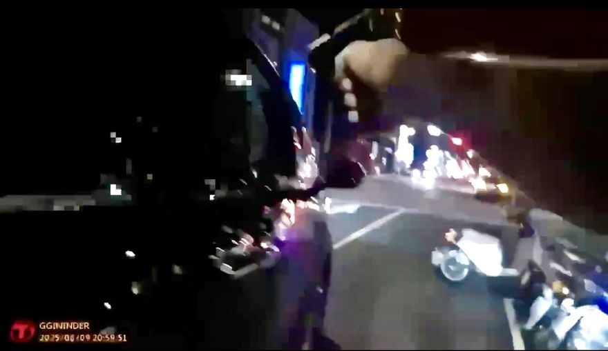 影/北市中山區Lexus LM拒檢衝撞　警拔槍喝令停車