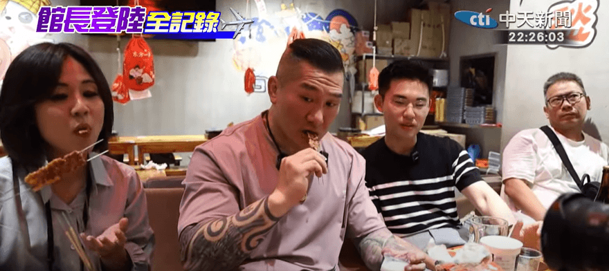 館長上海第一餐擼串配啤酒！粉絲瘋狂投餵　27萬人線上圍觀