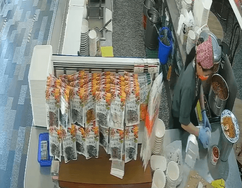 周氏蝦捲爆「廚餘倒回滷鍋」　業者認了：員工已解聘