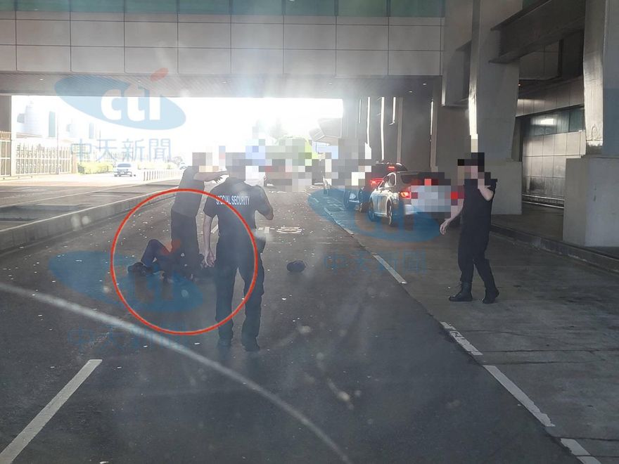 獨/桃機二航廈白牌車司機違法攬客　竟撞飛取締員警逃逸