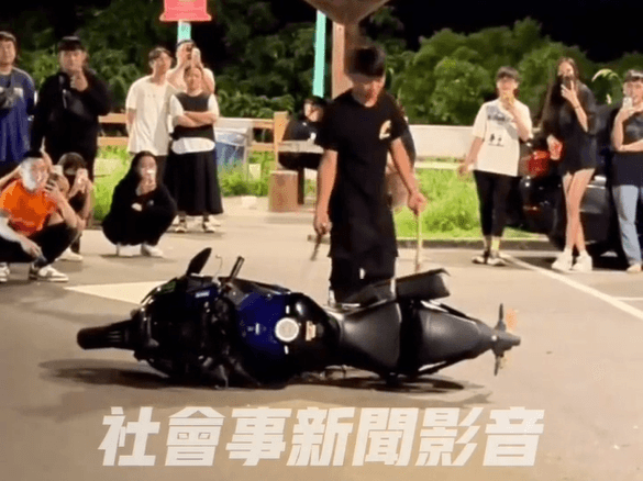抓包女友滿嘴腥！台中男持球棒狂砸小王重機　火爆畫面曝