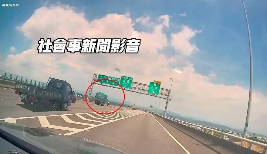 影/76歲翁騎機車闖國3狂飆「鬼切進內線」　貨車閃險翻車