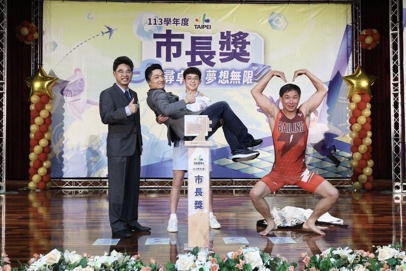 蔣萬安獻出人生首次公主抱　釣出爆紅畢業生本尊「揭1暖心原因」