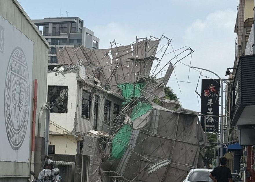 影/竹北透天宅整修鷹架突倒塌　鄰宅遮雨棚損毀