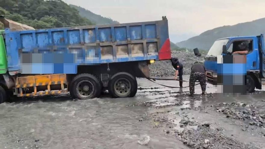 花蓮溪水暴漲工程車陷沙洲3男受困　鋼索救援助脫困