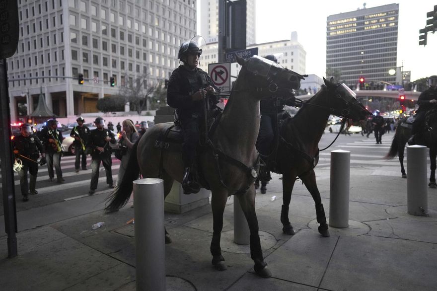 影/洛杉磯市區宵禁生效！「大批警力集結」震撼畫面曝