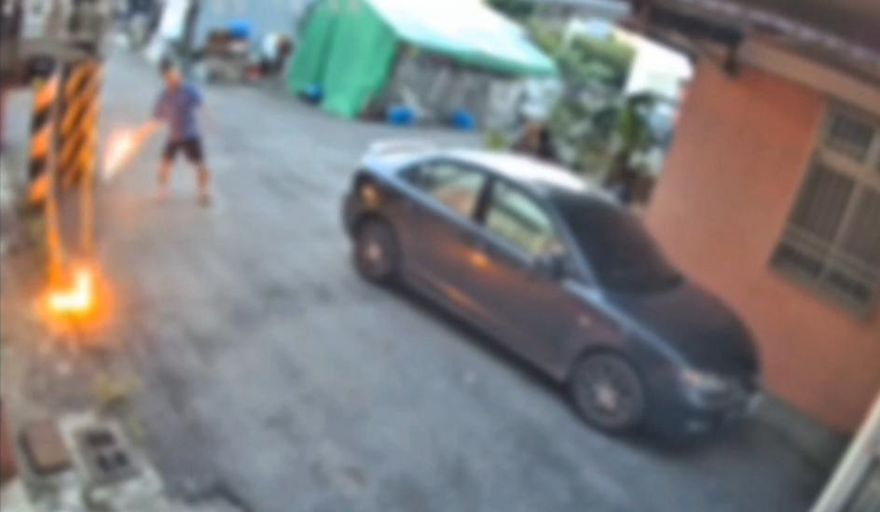 影/嘉義男發狂朝鄰居家丟汽油罐　警方逮人強制送醫