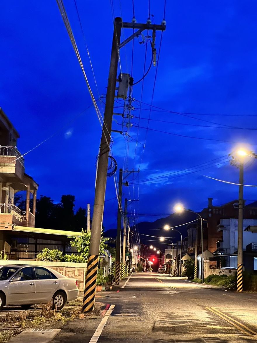 影/恐怖6.4強震！花蓮玉里電桿疑不敵搖晃遭震歪