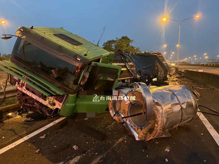 影/慘！國1北上新營段「半聯結車」全毀　傷亡不明