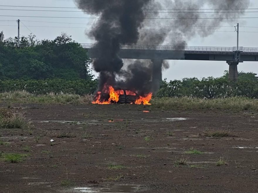 影/屏東獅子鄉「車輛空地陷火海」！撲滅赫見焦屍