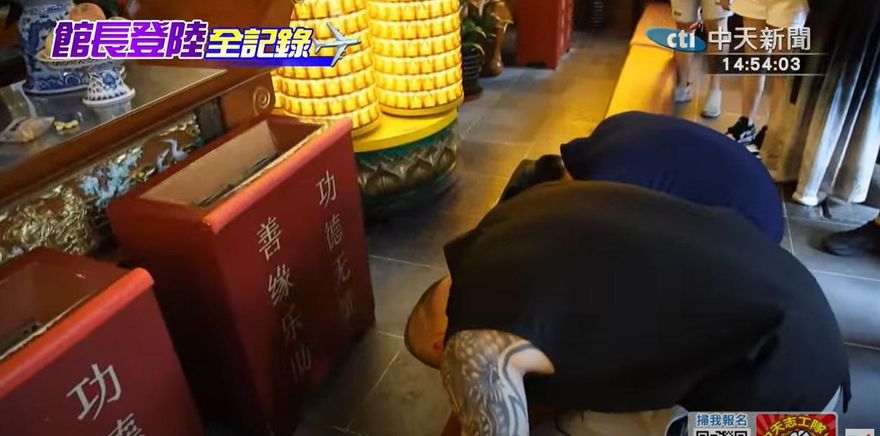 參拜上海城隍廟！館長3度跪拜超虔誠：拜託救出柯文哲