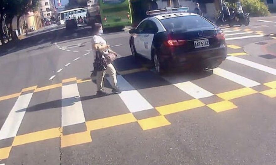 影/警車未禮讓行人畫面遭PO網　南港分局：依法開罰