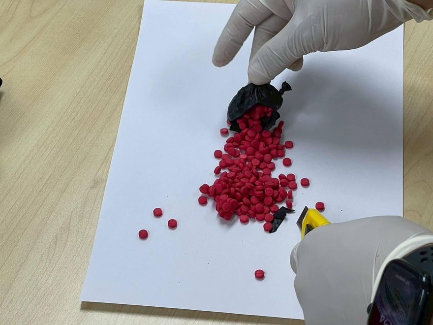 驚悚！男子「抽搐＋腹痛」倒機場　泰警揪兇：直腸812粒冰毒爆開