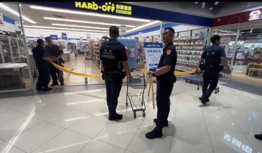 影/台南賣場醉漢揮舞武士刀　警方壓制槍枝走火擊中頸部
