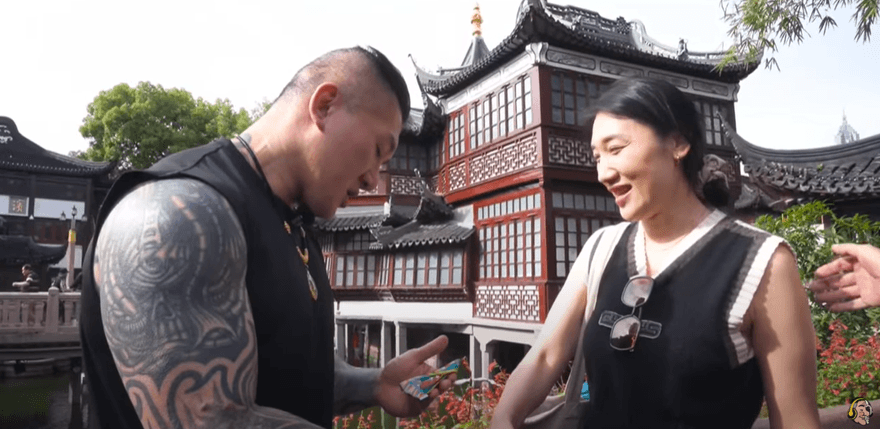 館長魅力爆棚！歐美遊客都來朝聖　女粉搶合照送「關公袍」藏暖心含意