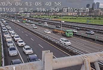 國1北上堤頂交流道車禍　超長車流一度湧現