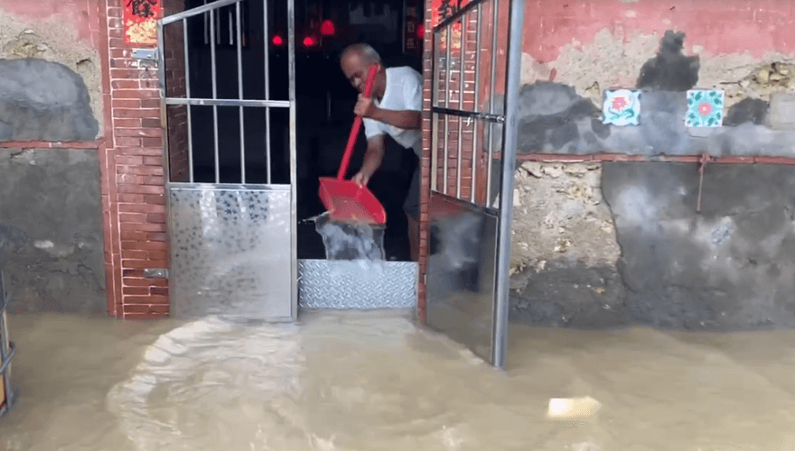 影/高雄雨彈狂炸！大寮住家淹水、仁武嚴重積水