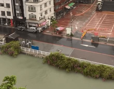 影/豪雨狂炸！高雄幸福川水位暴漲險溢流淹宮廟