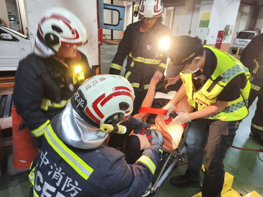 管理員失足跌下機械車位！左手骨折意識清晰　震撼畫面全被錄下