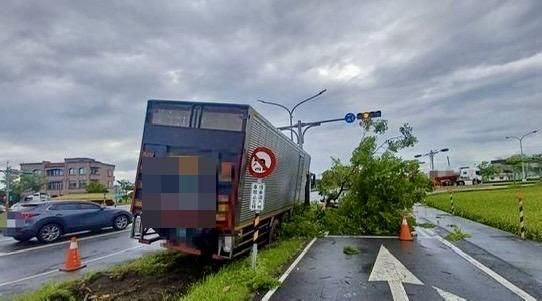 宜蘭大貨車駕駛酒駕釀禍　衝上分隔島撞斷路樹、號誌