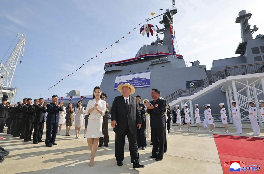 22天就修好？北韓出包軍艦「再下水」　金正恩攜女出席儀式