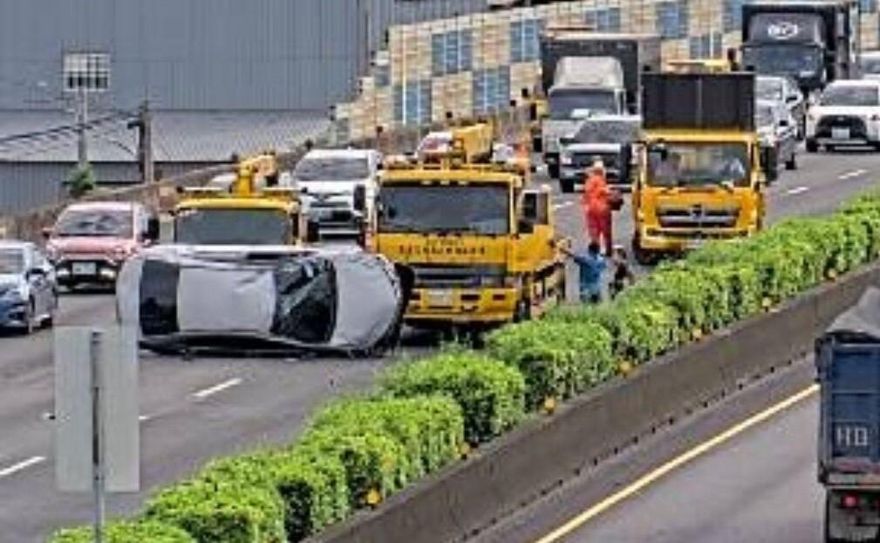 出遊注意！國1南176K大雅段「轎車失控翻覆」　車流大回堵